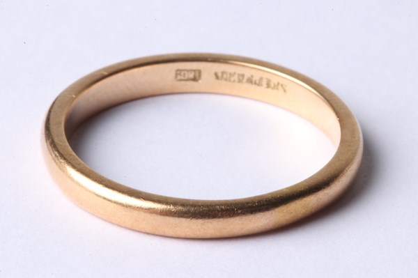 Lot 1060 - GOLD RING