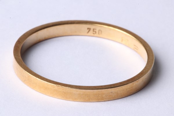 Lot 1053 - GOLD RING