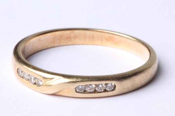 Lot 1047 - GOLD RING