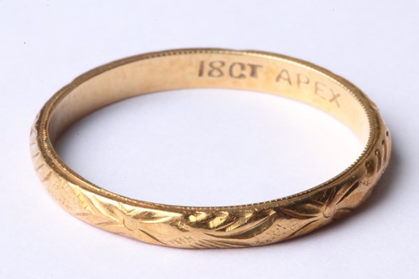 Lot 1034 - GOLD RING