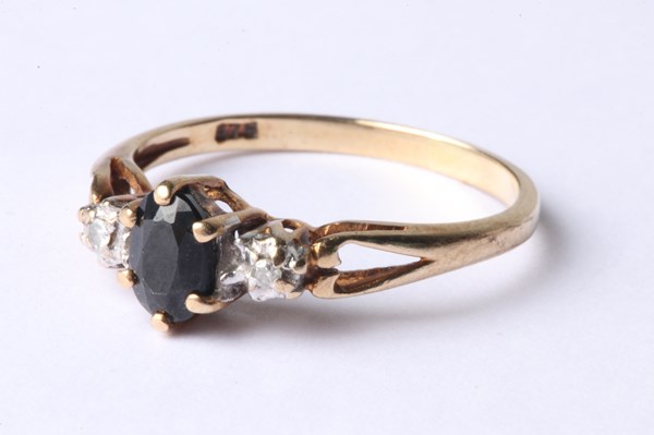 Lot 1049 - GOLD RING