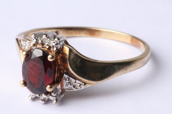 Lot 1025 - GOLD RING