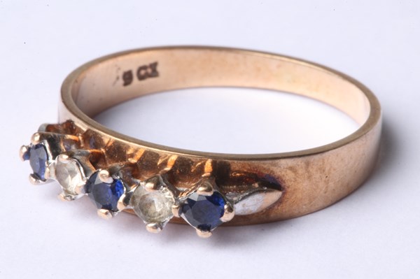 Lot 1052 - GOLD RING