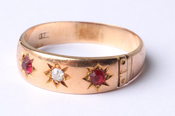 Lot 1033 - GOLD RING