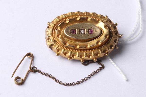 Lot 1109 - GOLD BROOCH