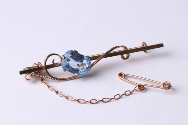 Lot 1011 - BAR BROOCH