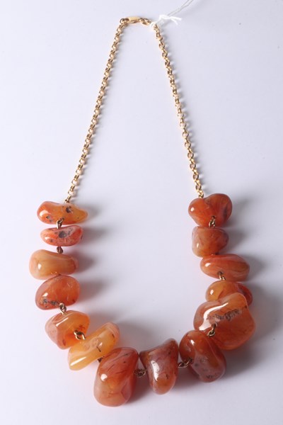 Lot 1080 - GOLD AGATE NECKLACE