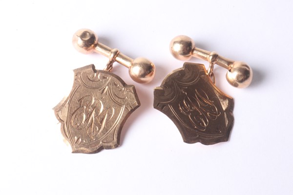 Lot 1039 - GOLD CUFFLINKS