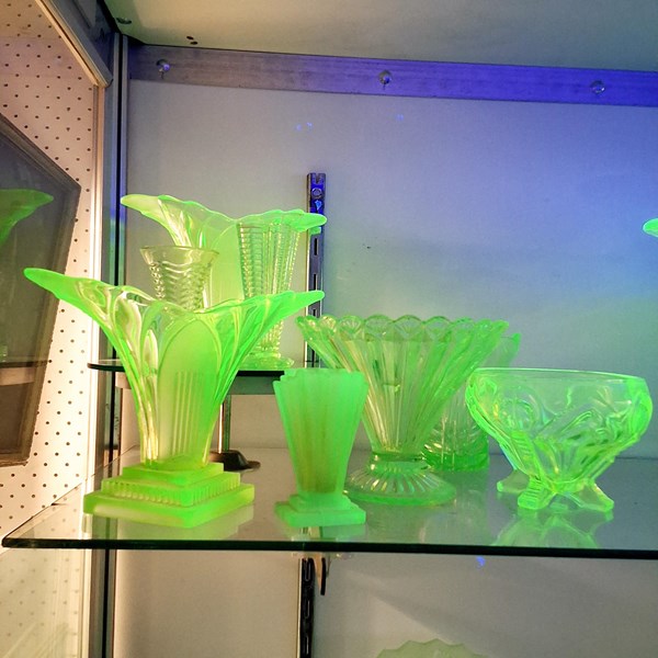 Lot 1363 - URANIUM GLASS