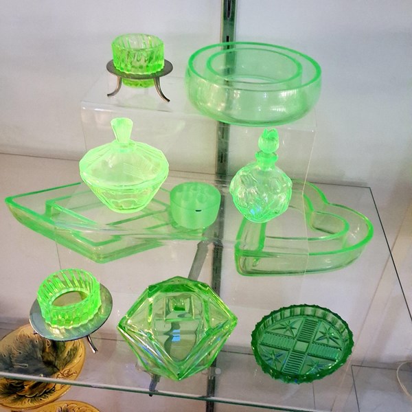 Lot 1360 - URANIUM GLASS HOMEWARES