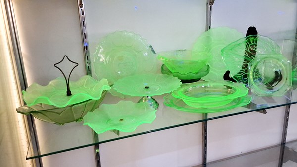 Lot 1364 - URANIUM GLASS SERVINGWARE