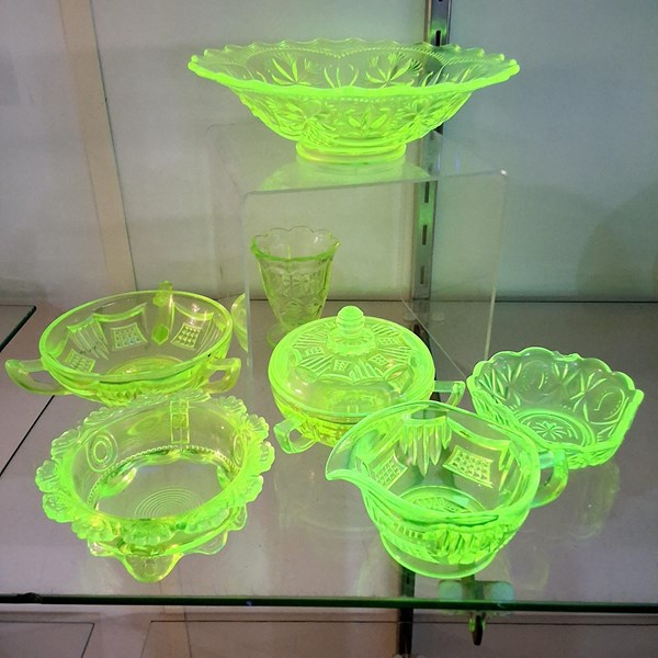 Lot 1354 - URANIUM GLASS