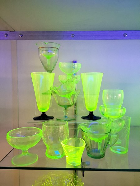 Lot 1353 - URANIUM GLASS