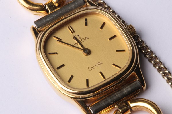 Lot 1115 - OMEGA WRIST WATCH