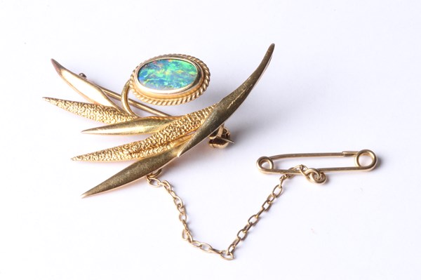 Lot 1055 - GOLD OPAL BROOCH