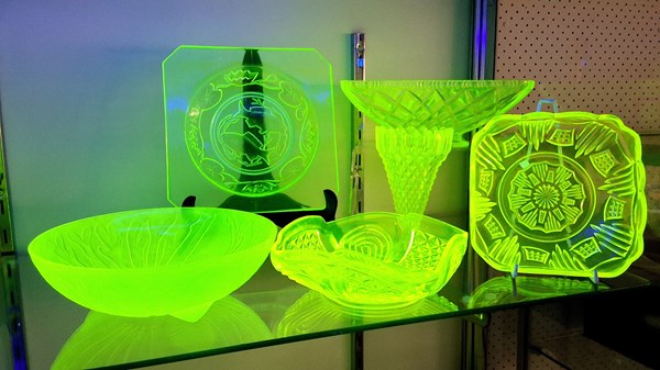 Lot 1347 - URANIUM GLASS HOMEWARES