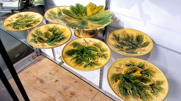 Lot 1365 - MAJOLICA SERVINGWARE