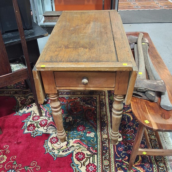 Lot 391 - PEMBROKE TABLE