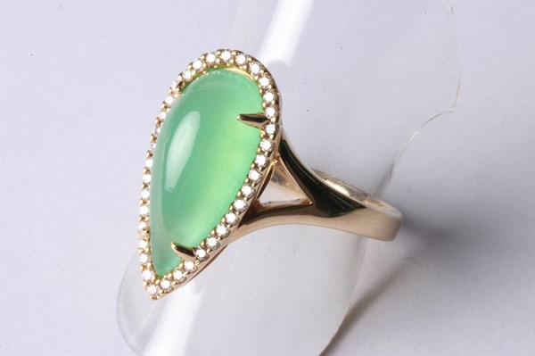 Lot 1085 - GOLD CHRYSOPRASE & DIAMOND RING