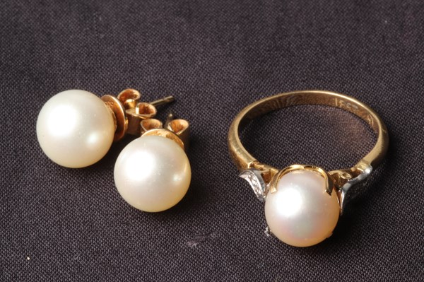 Lot 1075 - GOLD & PEARL SUITE