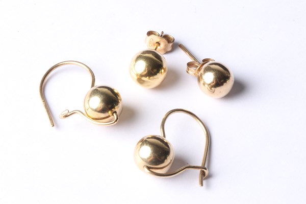 Lot 1090 - GOLD EARRINGS