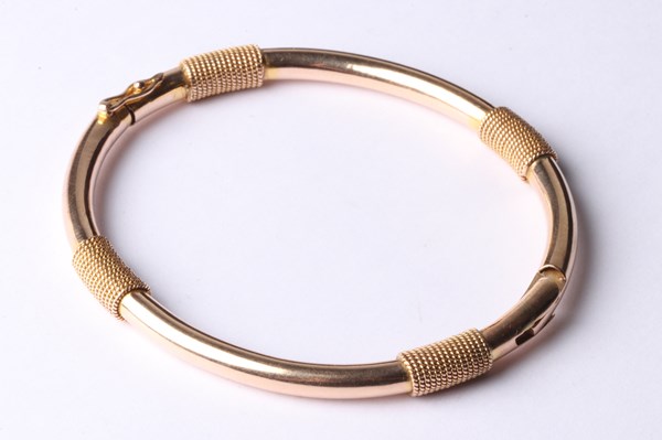 Lot 1043 - GOLD BANGLE