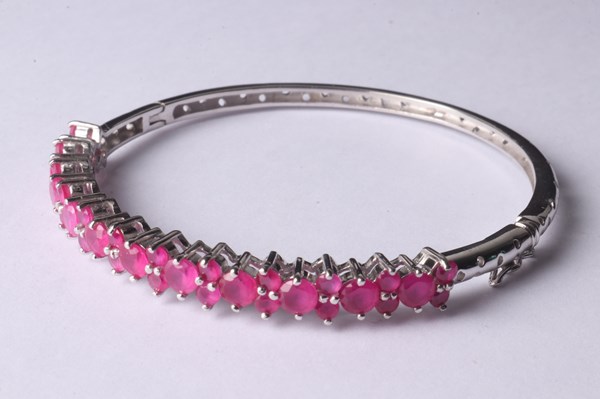 Lot 1128 - SILVER RUBY BANGLE