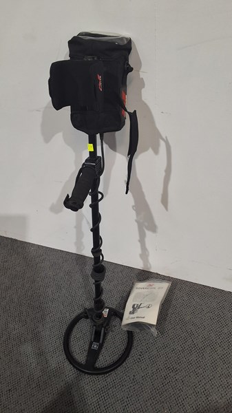 Lot 251 - METAL DETECTOR