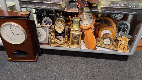 Lot 1302 - CLOCKS