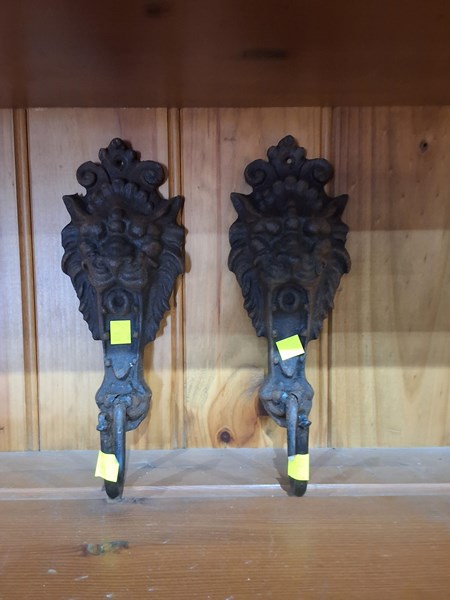 Lot 200 - COAT HOOKS