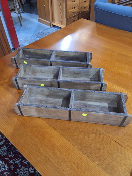 Lot 202 - PLANTERS