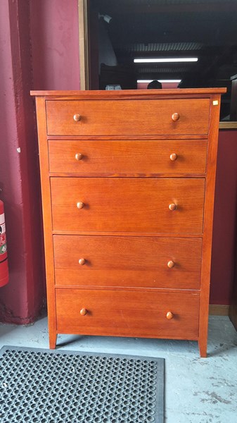 Lot 82 - CHEST OF DRAWERS