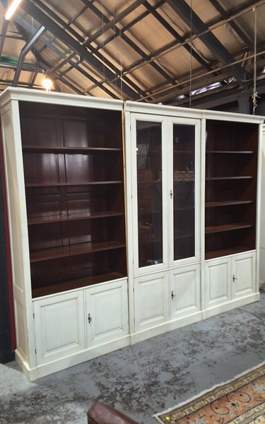 Lot 135 - WALL UNIT