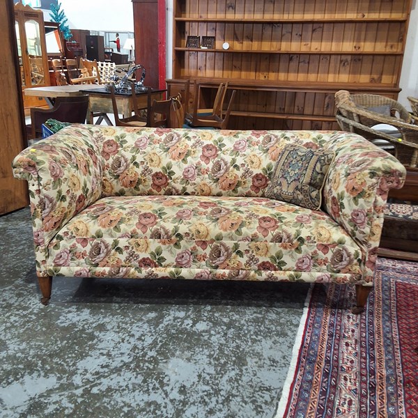 Lot 137 - SETTEE