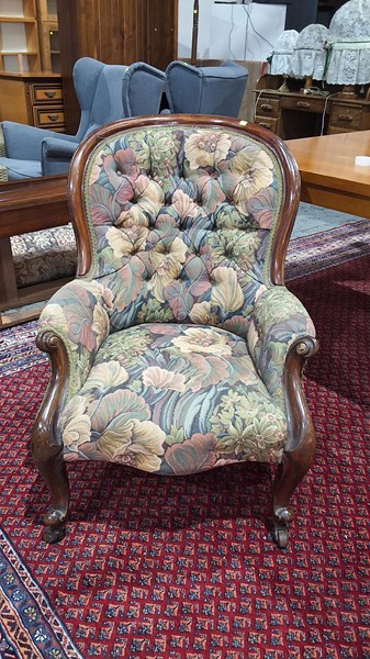 Lot 218 - ARM CHAIR