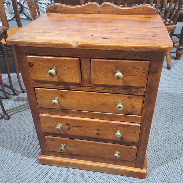 Lot 423 - CHEST OF DRAWERS