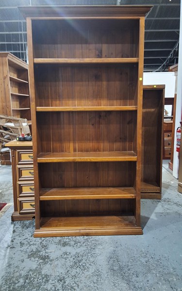 Lot 133 - BOOKSHELF