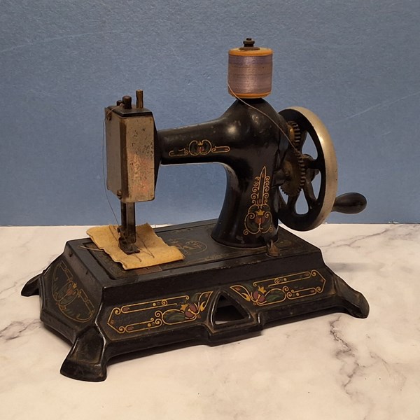 Lot 1254 - MINI SEWING MACHINE