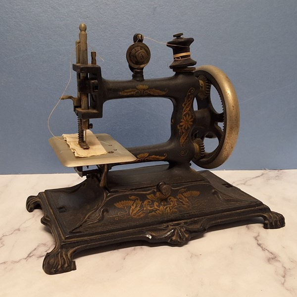 Lot 1253 - MINI SEWING MACHINE