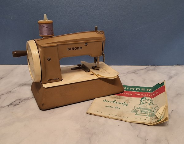 Lot 1246 - MINI SEWING MACHINE