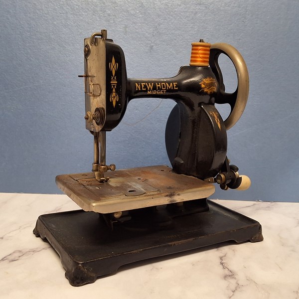 Lot 1244 - MINI SEWING MACHINE