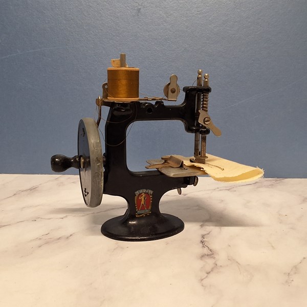 Lot 1251 - MINI SEWING MACHINE