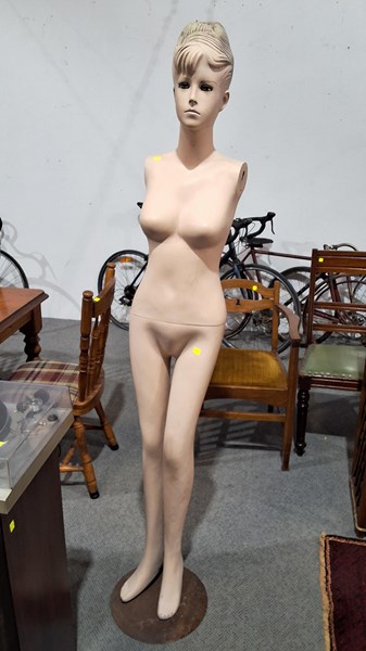 Lot 326 - MANNEQUIN