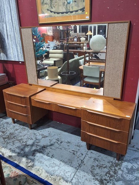 Lot 28 - DRESSING TABLE