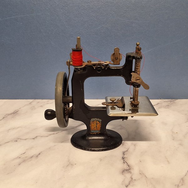 Lot 1243 - SEWING MACHINE