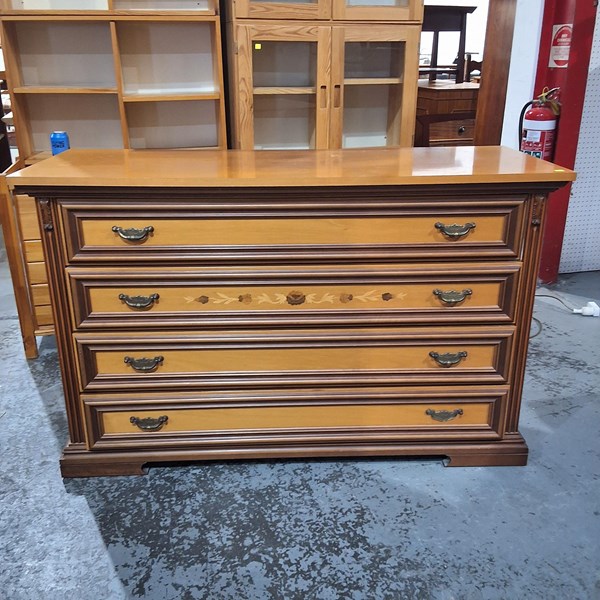 Lot 170 - CHEST OF DRAWERS