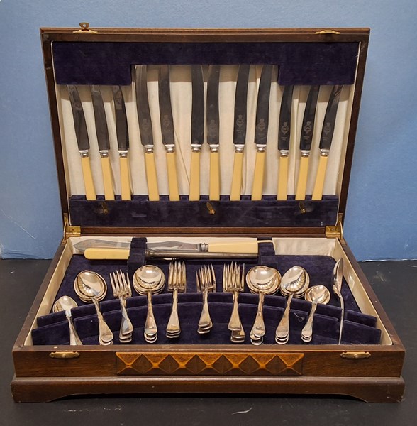 Lot 1321 - CUTLERY CANTEEN