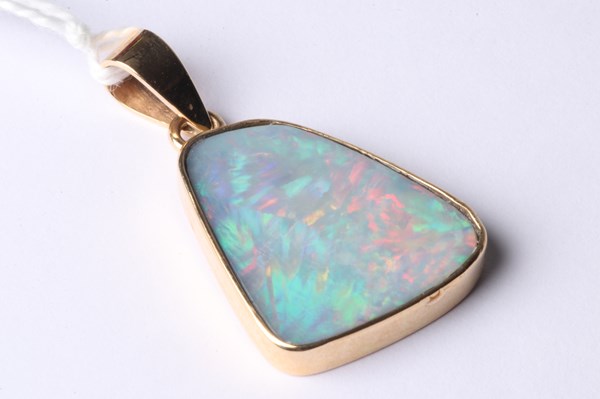 Lot 1071 - GOLD OPAL PENDANT