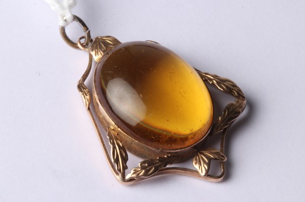 Lot 1084 - GOLD PENDANT