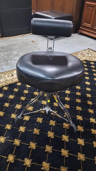 Lot 112 - DRUM STOOL